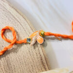 Kesari Zari Bhaiya Bhabhi Rakhi Set - Image 4